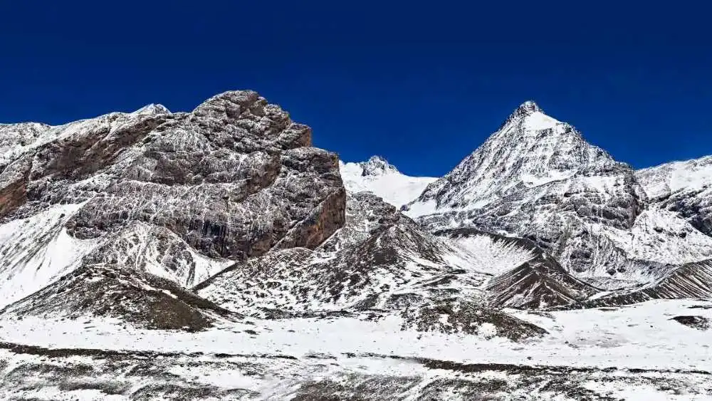 moutains-around-tilicho