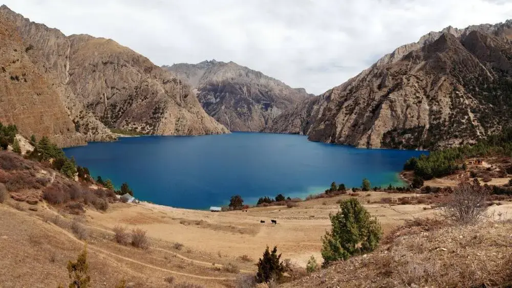 Dry mountains surrounding Shey Phoksundo